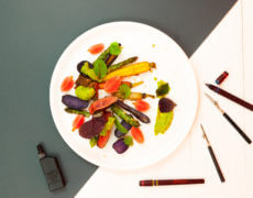 Kolorowanka na talerzu: steak, kiszona rzodkiewka, kolorowe marchewki, kolorowe ziemniaki